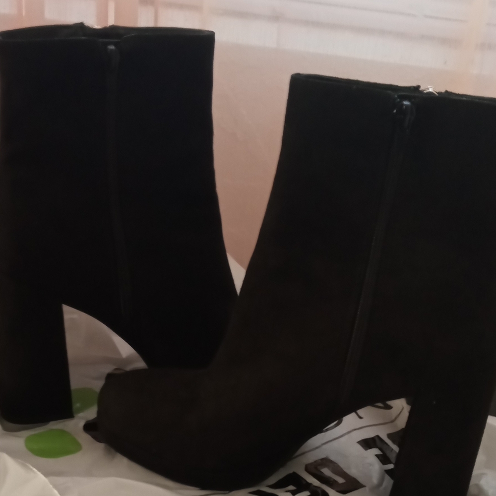 Guess Black Heeled Boots with Gold Zipper - Picture 3 of 6